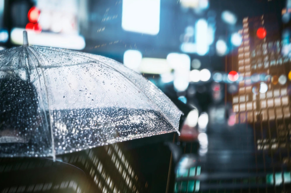 下大雨丟垃圾好麻煩